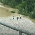 (Video) Dramatičan snimak zagrljaja troje mladih koje je odnela bujica Za njima se i dalje traga; Registrovan signal mobilnog…