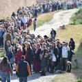 Veliki broj vernika čeka u redu da se pokloni moštima Svete Petke na Kalemegdanu /foto/