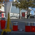 (Foto) jezivi vandalizam u novom sadu Čovek urinirao po cveću i svećama kod železničke stanice gradonačelnik Mićin…