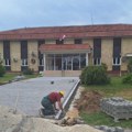 Završna faza rekonstrukcije platoa ispred Doma zdravlja u Stragarima