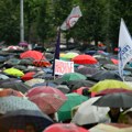 AP: Hiljade ljudi uprkos jakoj kiši protestuju u Beogradu zbog represije nad univerzitetima