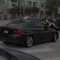 (Video) Horor na ulicama Majamija Policajac puca kroz šoferšajbnu dok se drži za haubu BMW-a