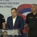 Dačić: Povređeno 27 policajaca, oko 70-80 osoba, uglavnom napadi na prostorije SNS-a ali i SPS-a