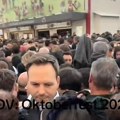 (Video) "paničan strah, 45 minuta bez pomeranja": Stravična svedočenja posetilaca Oktoberfesta: "Mislili smo da ćemo umreti u…