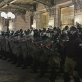 Инсајдер на лицу места: Како су изгледали вечерашњи сукоби полиције и грађана испред Ректората (ВИДЕО)