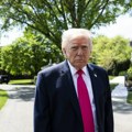 „To što je nešto smešno ne znači da nije opasno“: Kolumnistkinja Gardijana analizira Trampove načine da „izbriše trajni strah…