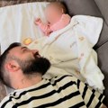 Sreća u domu našeg pevača, prizor sa bebom raznežio sve! Pevač dobio novog člana porodice, a Ceca Ražnatović odmah reagovala:…