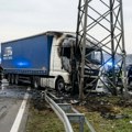 Kamion probio ogradu na auto-putu i zapalio se: Detonacije sprečile prisutne da pobognu vozaču