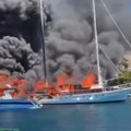 (Video) Drama u Grčkoj: Turistički brod uplovio u luku, vatra se proširila na drugo plovilo, uhapšen kapetan