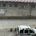 Vozila se probijaju kroz padavine, duva snažan vetar: Jako nevreme u Srbiji poremetilo saobraćaj