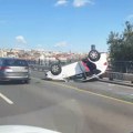 Drama na Brankovom mostu: Prevrnuo se automobil, paklene gužve na svim prilazima!