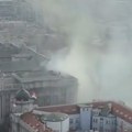 Gori zgrada u Nemanjinoj 14, vatrogasaca na terenu, u toku gašenje (video)