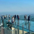 Pogled iznad oblaka okuplja turiste iz raznih krajeva sveta: Vidikovac na Kablaru za mesec dana posetilo 20.000 ljudi