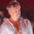 Publika aplauzom pozdravila imena velikih legendi: Adi Šoše njima na koncertu odao veliku počast