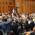 Opozicija sprovodi nasilje u Skupštini: Zelenović gura poslanike, Orlić ga upozorava (video)