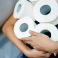 Brat je godinama koristio jedan toalet-papir samo zato što je skup: Sad kad je snižen, odjednom mu ne valja