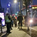 Napad u autobusu usred Beograda! Stariji muškarac udario devojku: Incident na liniji 860, na lice mesta stiže i interventna!