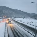 Zvanično saopštenje za vozače Evo koji putevi su zavejani, gde je potreban oprez, a gde je zabrana za kamione