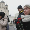 Grob Navaljnog u Moskvi prekriven cvećem, Rusi u dugačkoj koloni čekaju da mu odaju poštu