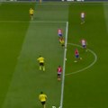 Nestvarna greška, kao sa malog fudbala: Odbrana Dortmunda "poklonila" gol Atletiku