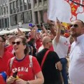"Izađi mala, Izađi mala, Izađi bar na čas" Pa, ovo je hit: Navijači Srbije napravili spektakl u Minhenu! Snimak obišao…