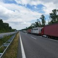 Kamioni na Horgošu, kelebiji i Batrovcima čejkaju četiri sata: Stanje na putevima: Bez zadržavanja na naplatnim stanicama