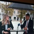 (Foto) "Marko džentlmen": Komična scena na crnogorskoj televiziji: Predsednik opštine Nikšić sebe zaštitio od kiše…