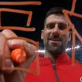 Novak prkosio povredi, dobio Frica, pa na kameri napisao "福": Evo zašto ova poruka ima duboko značenje