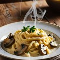 Kremasta karbonara sa jajima i pečurkama