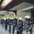FOTO, VIDEO: Napeto u Novom Sadu, policija stoji između dve grupe ljudi ispred prostorija SNS