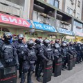 FOTO, VIDEO: I dalje napeto ispred prostorija SNS, "razmena" jajima između naprednjaka i građana