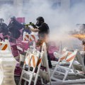 Vojska na ulicama, odjekuju šok granate, lete gumeni meci; Los Anđeles tone u haos; Demonstranti pale grad