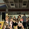 Protest u Užicu: Maturanti došli da podrže uhapšenog druga koji matursko veče provodi u pritovru
