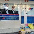 Građani ostavljaju smeće ispred prostorija SNS u Novom Sadu
