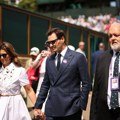 VIDEO Federer u odelu došao da gleda Đokovića: Pored njega sedi supruga Mirka, reagovao Vimbldon