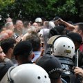 U Podgorici incidenti tokom protesta zbog dodele Trinaestojulske nagrade, povređeno više građana: „Ovo nije Srbija““