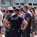 Skup ispred VIŠER-a, policija privela dvoje građana