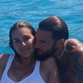 "Ludo te volim": Anastasija Ražnatović i Nemanja Gudelj u ljubavnom zanosu na plaži: On je čvrsto grli, ona blista od sreće…