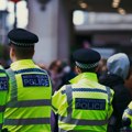 Britanska policija privela desetine demonstranata koji su nosili transparente podrške zabranjenoj propalestinskoj grupi