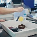 Uskoro će na pojedinim evropskim aerodromima moći u avion u ručnom prtljagu da se unese do dva litra tečnosti