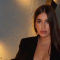 Čolina ćerka bez brushaltera: Una provocira u srebrnoj haljini: Svi gledaju u dekolte (foto)