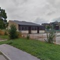 Kapija pala na učenicu prvog razreda u Beogradu: Dete prevezeno u Tiršovu, policija obavlja uviđaj