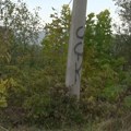 U selu Dobrotin kod Lipljana u blizini škole i obdaništa ispisani grafiti OVK