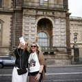 Najnovija turistička atrakcija Pariza: Polomljeni prozor Luvra kroz koji su lopovi upali
