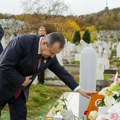 "Nedostaje njegova toplina": Ivica Dačić položio cveće na grob Halida Bešlića u Sarajevu: "Ostavio je riznicu emocija satkanih…