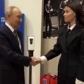 Svi gledaju u putinovu ruku na ovom snimku Ponovo se raspravlja o zdravlju ruskog predsednika (video)