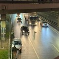 Delovi vozila rasuti po Autokomandi: Sudar dva automobila, jedna traka paralisana, stvaraju se gužve (foto)