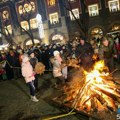 Tradicija paljenja badnjaka na Gradskom trgu ipak se nastavlja