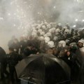 Molotovljevi kokteli, suzavci i vodeni topovi u Tirani