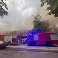 Požar na Novom Beogradu: Gori tržni centar "Enjub", veliki broj vatrogasaca na licu mesta